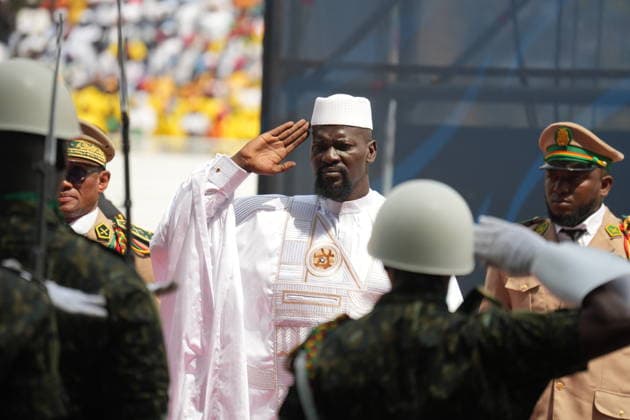 (260118) -- CONAKRY, Jan. 18, 2026 -- Guinea s president-elect Mamady Doumbouya salutes the military at the inauguration ceremony in Conakry, Guinea, Jan. 17, 2026. Mamady Doumbouya was officially sworn in as president of the Republic of Guinea for a seven-year term on Saturday, in accordance with the provisions of the country s new Constitution. ) (Spotnews) GUINEA-CONAKRY-DOUMBOUYA-PRESIDENT-SWEARING-IN ZhangxJian 