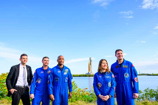 January 17, 2026, Merritt Island, Florida, USA: (L-R) NASA Administrator JARED ISAACMAN, Artemis II mission specialist JEREMY HANSEN of the Canadian Space Agency, pilot VICTOR GLOVER, mission specialist CHRISTINA KOCH, and Commander REID WISEMAN pose for a photo during the rollout of NASA s Space Launch System (SLS) with the Orion spacecraft from the Vehicle Assembly Building (VAB) to Launch Complex 39B (LC-39B) at NASAÃ¢â‚¬â ¢s Kennedy Space Center, Florida, on January 17, 2026. The crew is scheduled to launch aboard NASAÃ¢â‚¬â ¢s SLS rocket and Orion spacecraft on Feb. 6, 2026, for a 10-day mission to the Moon and back to Earth. Merritt Island USA - ZUMAb268 20260117_znp_b268_017 Copyright: xJenniferxBriggsx