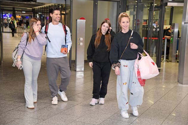 Stephen Dürr mit Ehefrau Katharina Dürr und den Zwillingen Lilly-Marleen Dürr und Amelie-Sophie Dürr - Abflug der Kandidaten der RTL TV-Show ICH BIN EIN STAR, HOLT MICH HIER RAUS am Frankfurter Flughafen in Frankfurt am Main am 17.01.2026