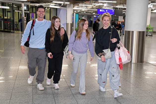 Stephen Dürr mit Ehefrau Katharina Dürr und den Zwillingen Lilly-Marleen Dürr und Amelie-Sophie Dürr - Abflug der Kandidaten der RTL TV-Show ICH BIN EIN STAR, HOLT MICH HIER RAUS am Frankfurter Flughafen in Frankfurt am Main am 17.01.2026