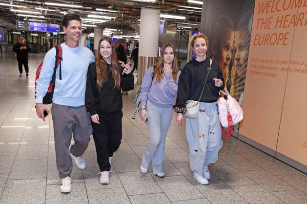 Stephen Dürr mit Ehefrau Katharina Dürr und den Zwillingen Lilly-Marleen Dürr und Amelie-Sophie Dürr - Abflug der Kandidaten der RTL TV-Show ICH BIN EIN STAR, HOLT MICH HIER RAUS am Frankfurter Flughafen in Frankfurt am Main am 17.01.2026