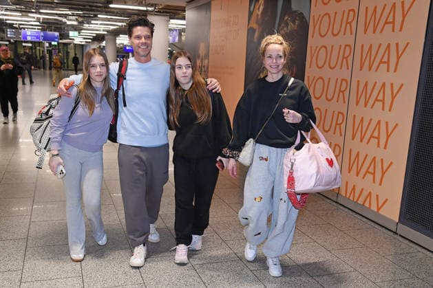 Stephen Dürr mit Ehefrau Katharina Dürr und den Zwillingen Lilly-Marleen Dürr und Amelie-Sophie Dürr - Abflug der Kandidaten der RTL TV-Show ICH BIN EIN STAR, HOLT MICH HIER RAUS am Frankfurter Flughafen in Frankfurt am Main am 17.01.2026