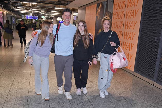Stephen Dürr mit Ehefrau Katharina Dürr und den Zwillingen Lilly-Marleen Dürr und Amelie-Sophie Dürr - Abflug der Kandidaten der RTL TV-Show ICH BIN EIN STAR, HOLT MICH HIER RAUS am Frankfurter Flughafen in Frankfurt am Main am 17.01.2026