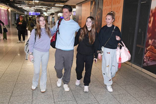 Stephen Dürr mit Ehefrau Katharina Dürr und den Zwillingen Lilly-Marleen Dürr und Amelie-Sophie Dürr - Abflug der Kandidaten der RTL TV-Show ICH BIN EIN STAR, HOLT MICH HIER RAUS am Frankfurter Flughafen in Frankfurt am Main am 17.01.2026
