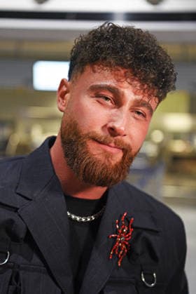 Umut Tekin - Abflug der Kandidaten der RTL TV-Show ICH BIN EIN STAR, HOLT MICH HIER RAUS am Frankfurter Flughafen in Frankfurt am Main am 17.01.2026