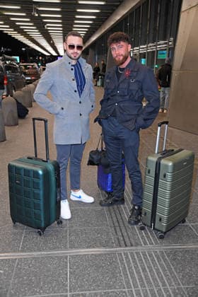 Umut Tekin mit Bruder Ercan Tekin - Abflug der Kandidaten der RTL TV-Show ICH BIN EIN STAR, HOLT MICH HIER RAUS am Frankfurter Flughafen in Frankfurt am Main am 17.01.2026