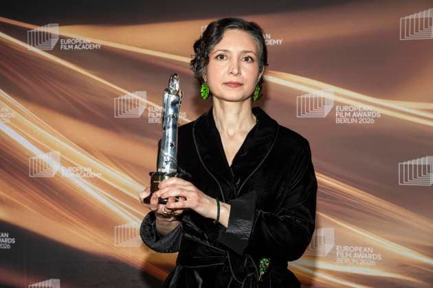 abb: Sara Rajaei Gewinnerin Preistraegerin mit Filmpreis zu Gast auf dem roten Teppich bei der Gala zur Verleihung der European Film Awards 2026 - Europaeischer Filmpreis 2026 im Haus der Kulturen der Welt am 17.01.2026 in Berlin Berlin Deutschland