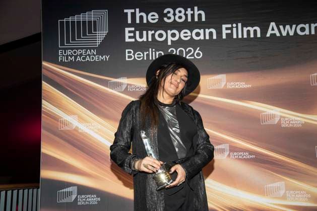 abb: Nadia Acimi Gewinnerin Preistraegerin mit Filmpreis zu Gast auf dem roten Teppich bei der Gala zur Verleihung der European Film Awards 2026 - Europaeischer Filmpreis 2026 im Haus der Kulturen der Welt am 17.01.2026 in Berlin Berlin Deutschland