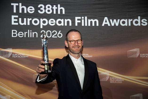 abb: Joachim Trier Regie Gewinner Preistraeger mit Filmpreis zu Gast auf dem roten Teppich bei der Gala zur Verleihung der European Film Awards 2026 - Europaeischer Filmpreis 2026 im Haus der Kulturen der Welt am 17.01.2026 in Berlin Berlin Deutschland