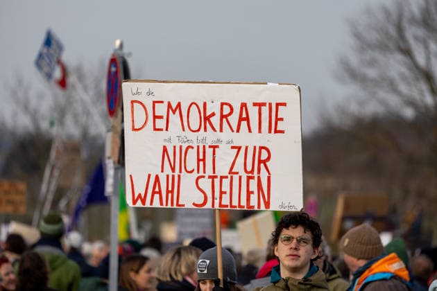 Bad Dürkheim: Wahlkampfveranstaltung der AfD***Schild mit der Aufschrift DEMOKRATIE NICHT ZUR WAHL STELLEN auf einer Demonstration gegen die Veranstaltung *** Bad Dürkheim Election campaign event of the AfDSign with the inscription DEMOKRATIE NICHT ZUR WAHL STANDEN at a demonstration against the event Copyright: xUdoxHerrmannx