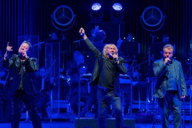 Sebastian Krumbiegel, Tobias Künzel und Henri Schmidt von Die Prinzen live bei einem Konzert der Symphonica -Tour zum 35 jährigen Bandjubläum mit dem Orchester der Thüringen Philharmonie Gotha-Eisenach im Kuppelsaal. Hannover, 17.01.2026