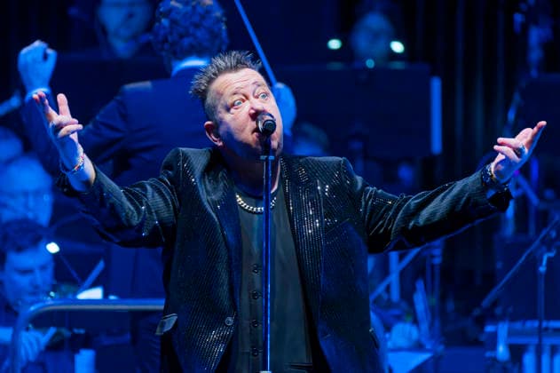 Sebastian Krumbiegel von Die Prinzen live bei einem Konzert der Symphonica -Tour zum 35 jährigen Bandjubläum mit dem Orchester der Thüringen Philharmonie Gotha-Eisenach im Kuppelsaal. Hannover, 17.01.2026