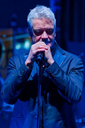 Jens Sembdner von Die Prinzen live bei einem Konzert der Symphonica -Tour zum 35 jährigen Bandjubläum mit dem Orchester der Thüringen Philharmonie Gotha-Eisenach im Kuppelsaal. Hannover, 17.01.2026
