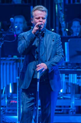 Henri Schmidt von Die Prinzen live bei einem Konzert der Symphonica -Tour zum 35 jährigen Bandjubläum mit dem Orchester der Thüringen Philharmonie Gotha-Eisenach im Kuppelsaal. Hannover, 17.01.2026