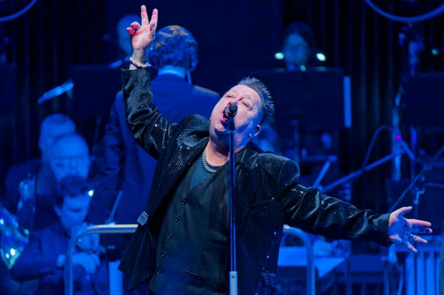 Sebastian Krumbiegel von Die Prinzen live bei einem Konzert der Symphonica -Tour zum 35 jährigen Bandjubläum mit dem Orchester der Thüringen Philharmonie Gotha-Eisenach im Kuppelsaal. Hannover, 17.01.2026