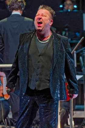 Sebastian Krumbiegel von Die Prinzen live bei einem Konzert der Symphonica -Tour zum 35 jährigen Bandjubläum mit dem Orchester der Thüringen Philharmonie Gotha-Eisenach im Kuppelsaal. Hannover, 17.01.2026