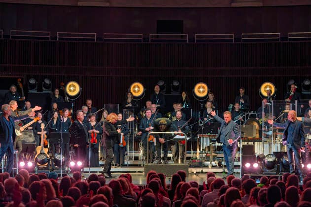 Jens Sembdner, Mathias Dietrich, Sebastian Krumbiegel, Tobias Künzel, Henri Schmidt und Wolfgang Lenk von Die Prinzen live bei einem Konzert der Symphonica -Tour zum 35 jährigen Bandjubläum mit dem Orchester der Thüringen Philharmonie Gotha-Eisenach im Kuppelsaal. Hannover, 17.01.2026