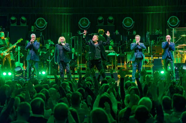 Mathias Dietrich, Jens Sembdner, Sebastian Krumbiegel, Tobias Künzel, Henri Schmidt und Wolfgang Lenk von Die Prinzen live bei einem Konzert der Symphonica -Tour zum 35 jährigen Bandjubläum mit dem Orchester der Thüringen Philharmonie Gotha-Eisenach im Kuppelsaal. Hannover, 17.01.2026 *** Mathias Dietrich, Jens Sembdner, Sebastian Krumbiegel, Tobias Künzel, Henri Schmidt and Wolfgang Lenk of Die Prinzen live at a concert of the Symphonica Tour for the 35th anniversary of the band with the orchestra of the Thüringen Philharmonie Gotha Eisenach in the Kuppelsaal Hannover, 17 01 2026 Foto:xU.xStammx xFuturexImagex prinzen_6132