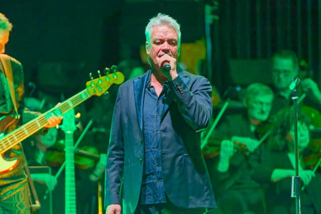 Jens Sembdner von Die Prinzen live bei einem Konzert der Symphonica -Tour zum 35 jährigen Bandjubläum mit dem Orchester der Thüringen Philharmonie Gotha-Eisenach im Kuppelsaal. Hannover, 17.01.2026