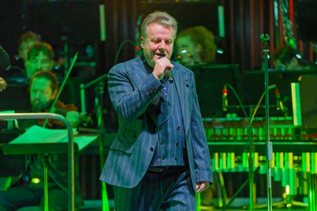 Henri Schmidt von Die Prinzen live bei einem Konzert der Symphonica -Tour zum 35 jährigen Bandjubläum mit dem Orchester der Thüringen Philharmonie Gotha-Eisenach im Kuppelsaal. Hannover, 17.01.2026