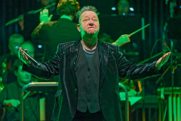 Sebastian Krumbiegel von Die Prinzen live bei einem Konzert der Symphonica -Tour zum 35 jährigen Bandjubläum mit dem Orchester der Thüringen Philharmonie Gotha-Eisenach im Kuppelsaal. Hannover, 17.01.2026