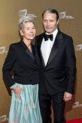 abb: Mads Mikkelsen mit Ehefrau wife Hanne Jacobsen zu Gast auf dem roten Teppich bei der Gala zur Verleihung der European Film Awards 2026 - Europaeischer Filmpreis 2026 im Haus der Kulturen der Welt am 17.01.2026 in Berlin Berlin Deutschland