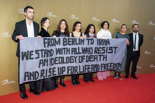 abb: Gaeste mit Spruchband fuer Freiheit im Iran auf dem roten Teppich bei der Gala zur Verleihung der European Film Awards 2026 - Europaeischer Filmpreis 2026 im Haus der Kulturen der Welt am 17.01.2026 in Berlin Berlin Deutschland
