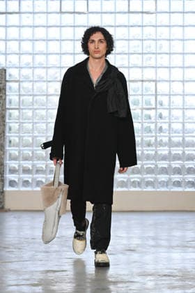Milan, Milan Men s Fashion Week: Fall Winter 2026 - Men s Fashion, Fall Winter 2026 - Simon Cracker fashion show. Fashion show photo: model  Copyright: xSimonaxChiocciax xipa-agency.netx xFotosickix IPA_Agency_IPA70242857