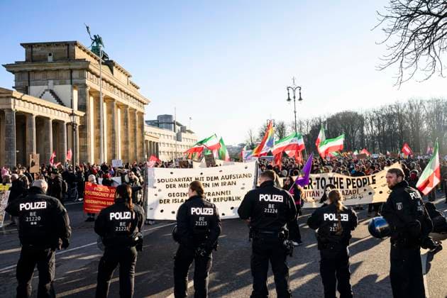 Solidaritätsdemonstration für die protestierenden Menschen im Iran in Berlin Am 18.01.2026 zogen mehrere hundert Menschen demonstriertend vom Brandenburger Tor zum Roten Rathaus in Berlin. Lautstark wurde die Internetabschaltung und die Tötung von Demonstrierenden durch die Islamische Republik Iran verurteilt und ein Ende des diktatorischen Mullah-Regimes gefordert. Neben anderen hatte Amnesty International und der Berline-Sohn Reza Pahlave ausgesprochen, sowie eine Intervention von den USA und Israel abgelehnt., Berlin Berlin Deutschland Mitte *** Solidarity demonstration for the protesting people in Iran in Berlin On 18 January 2026, several hundred people marched from the Brandenburg Gate to the Rotes Rathaus in Berlin, loudly condemn