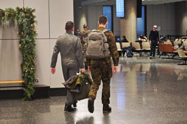 Keflavik bei Reykjavik, Island, 18.01.2026: Deutsche Soldaten der Bundeswehr im Terminal des Flughafens beim Umsteigen. Die Soldaten sind mit einer Iceland-Air-Maschine aus Nuuk auf Grönland gekommen und fliegen nach dem Umstieg weiter nach Kopenhagen *** Keflavik near Reykjavik, Iceland, 18 01 2026 German soldiers of the Bundeswehr in the airport terminal while changing planes The soldiers have arrived on an Iceland Air plane from Nuuk on Greenland and are flying on to Copenhagen after changing planes Copyright: xdtsxNachrichtenagenturx dts_102357