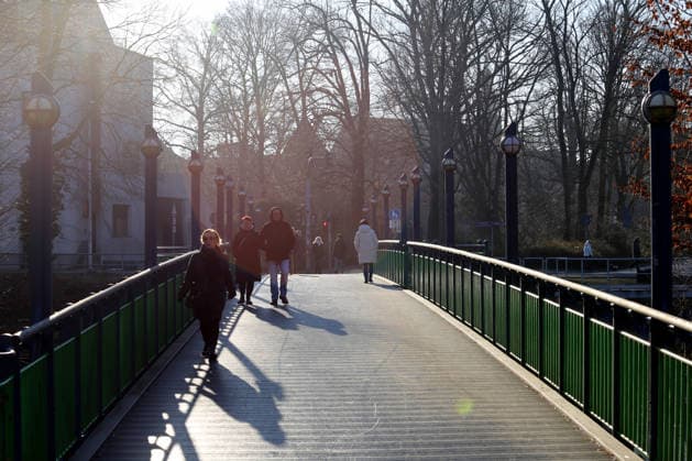 Daily Life in Cottbus People are crossing a bridge over the Spree River in Cottbus, eastern Germany. The Spree is a major waterway in eastern Germany, flowing through the federal states of Saxony, Brandenburg, and Berlin, and it plays a central role in Berlin™s geography and historical development. Cottbus Brandenburg Germany