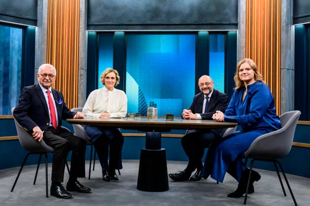 In the picture, from left: Wolfgang Ischinger (Chairman of the Munich Security Conference), Caren Miosga, Martin Schulz (SPD politician and former President of the European Parliament), Rieke Havertz (international correspondent for DIE ZEIT), GER, Berlin, studio, guest on Caren Miosga s political talk show, TV, format, with presenter, Das Erste, from Adlershof at Studio 20, topic: What is driving this new American security doctrine? How are Russia, China, and the Global South responding to Trump s actions? And how are Europe, NATO, and ultimately Germany reacting? January 18, 2026 *** In the picture, from left Wolfgang Ischinger Chairman of the Munich Security Conference , Caren Miosga, Martin Schulz SPD politician and former Presid Copyright: HMBxMedia UwexKoch