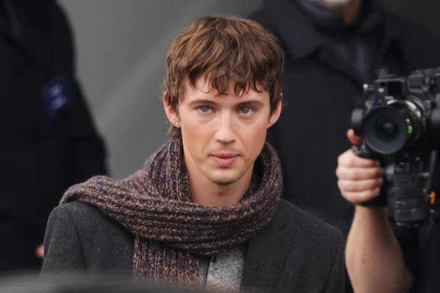Milan, Milan Fashion Week Menswear Fall Winter 2026 2027 - Men s Fashion, Fall Winter 2026 2027 - Prada Fashion Show - Guest Arrivals. Pictured: Troye Sivan (singer)  Copyright: xAlessandroxBremecx xipa-agency.netx xx IPA_Agency_IPA70274706