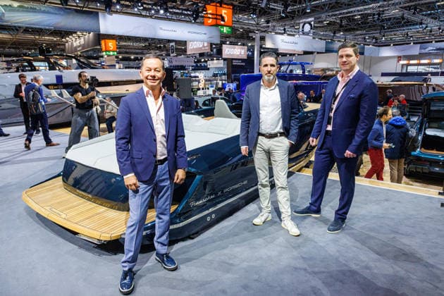 18.01.2026. Düsseldorf. boot 2026. Weltpremiere: Frauscher x Porsche 790 Spectre. Der Antrieb stammt direkt aus dem vollelektrischen Porsche Macan. 100-kWh-Batterie aus dem Macan, Elektromotor mit bis zu 400 kW (ca. 544 PS), 800-Volt-Architektur für ultraschnelles Laden. Hier (l-r): Stefan Frauscher (Managing Director), Ben Weinberger (Porsche) und Florian Helmberger (Director Sales & Marketing) Düsseldorf Messe Nordrhein-Westfalen Deutschland *** 18 01 2026 Düsseldorf boot 2026 World premiere Frauscher x Porsche 790 Spectre The drive comes directly from the all-electric Porsche Macan 100 kWh battery from the Macan, electric motor with up to 400 kW approx. 544 hp , 800 volt architecture for ultra-fast charging Here l r Stefan Frausche