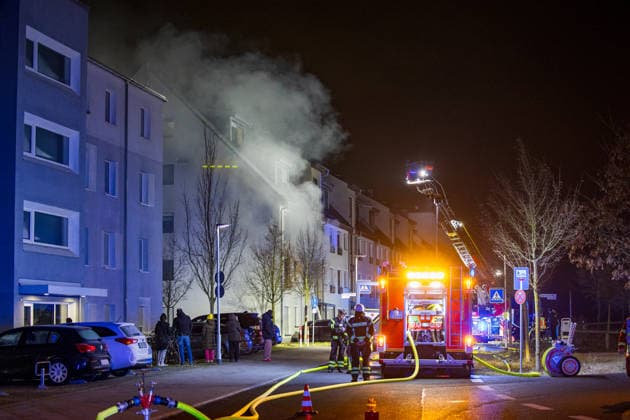 Dramatischer Wohnungsbrand 41-Jähriger springt aus Fenster und verletzt sich Feuerwehr rettet Familie und 15 weitere Personen Am 19.01.2026 gegen 00:50 Uhr meldeten die Bewohner einer Wohnung im ersten Stockwerk eines Mehrparteienhauses im Walldorfer Weg in Walldorf einen Brand. Ein 41-jähriger Mann sprang aus einem Fenster und verletzte sich an den Beinen, eine 34-jährige Frau und ein knapp zweijähriges Kind wurden von der Feuerwehr vom Balkon gerettet. Alle drei kamen wegen Verdachts auf Rauchgasvergiftung ins Krankenhaus. Zwei Katzen wurden vorsorglich in eine Tierklinik gebracht, weitere Hausbewohner mussten teilweise gerettet werden und kamen beim DRK-Ortsverein unter, konnten aber nach den Löscharbeiten in ihre Wohnungen