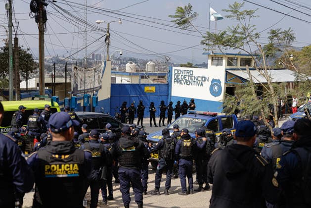 Takeover and recovery of the Zone 18 Preventive Detention Center in Guatemala GUATEMALA CITY, GUATEMALA - JANUARY 18: Special Forces of the National Civil Police (PNC) managed to regain control of the Preventive Detention Center for Men in Zone 18 of Guatemala City, following a riot and the taking of hostages in Sector 11 of the prison in Guatemala on January 18, 2026. The operation, carried out on Sunday, allowed for the release of at least six prison guards who had been held by inmates during the disturbances. These events are part of a broader penitentiary crisis that also involves riots in other prisons across the country. Luis Vargas Anadolu Guatemala City Guatemala. Editorial use only. Please get in touch for any other usage.  Copyright: x2026xAnadoluxLuisxVargasx
