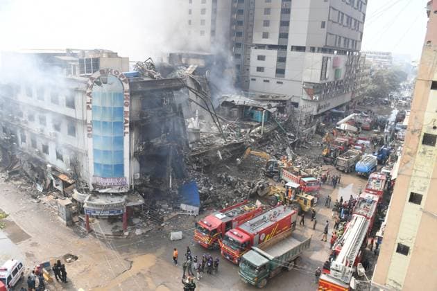 Death toll climbs to 14 in Pakistan shopping center fire, dozens missing KARACHI, PAKISTAN - JANUARY 19: Search and rescue works continue after a fire broke out at a shopping mall in Karachi, Pakistan on January 19,2026. More than 65 missing people after a massive fire tore through a shopping mall in the historic downtown district, killing six and reducing parts of the building to rubble. Sabir Mazhar Anadolu Karachi Pakistan. Editorial use only. Please get in touch for any other usage.  Copyright: x2026xAnadoluxSabirxMazharx