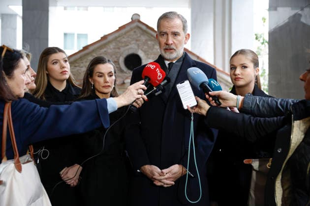 Spanish King Felipe VI (C) next to Queen Letizia (2L), Princess Leonor (R) and infanta Sofia (L) attend to the media at their arrival to the funeral of Princess Irene of Greece and Denmark held at the Metropolitan cathedreal of Athens, Greece on 19 January 2026. Princess Irene of Greece and Denmark died in Madrid last 15 January. Funeral of Princess Irene of Greece and Denmark in Athens !ACHTUNG: NUR REDAKTIONELLE NUTZUNG!  Copyright: xMariscalx GRAF1076 20260119-55019105757_1