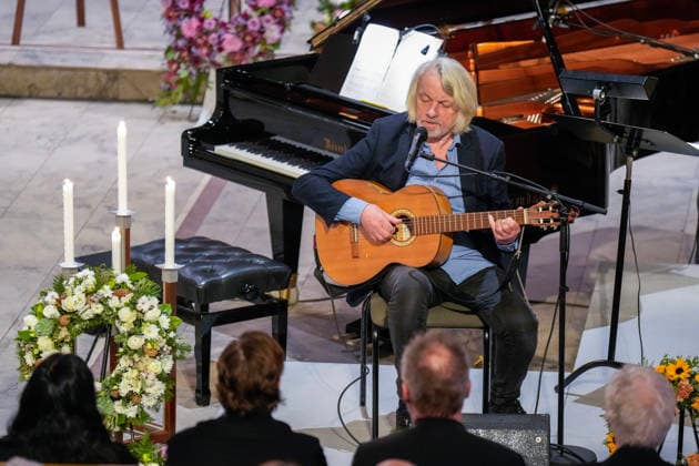 Gravferdsseremonien for Sverre Anker Ousdal Oslo 20260119. Jan Eggum fremforer en lat under skuespiller Sverre Anker Ousdas bisettelse i Oslo domkirke mandag. Ousdal dode 3. januar etter et kort sykehusopphold, 81 ar gammel. Foto: Heiko Junge NTB Oslo Norge xpOPTmV_x4I EDITORIAL USE ONLY Ref:_BNC_ENTxpOPTmV_x4I.jpg Copyright: xHeikoxJungex xNTBx