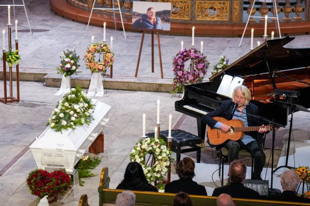 Gravferdsseremonien for Sverre Anker Ousdal Oslo 20260119. Jan Eggum fremforer en lat under skuespiller Sverre Anker Ousdas bisettelse i Oslo domkirke mandag. Ousdal dode 3. januar etter et kort sykehusopphold, 81 ar gammel. Foto: Heiko Junge NTB POOL Oslo Norge TxRCbdmo5Wo EDITORIAL USE ONLY Ref:_BNC_ENTTxRCbdmo5Wo.jpg Copyright: xHeikoxJungex xNTBx