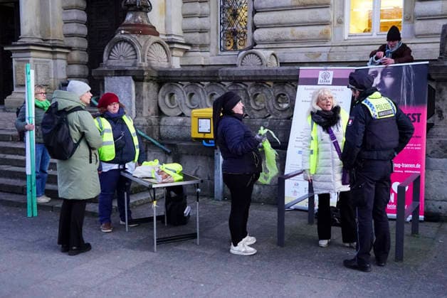 cntv: Am heutigen 30.Verhandlungstag im Block Prozess um die angebliche Entführung der Kinder haben zwei Initiativen Mahnwachen die von der Poilizei Kontroliert wurden Demonstrationen vor dem Gericht abgehalten Hamburg 19.01.2025 Hamburg Deutschland