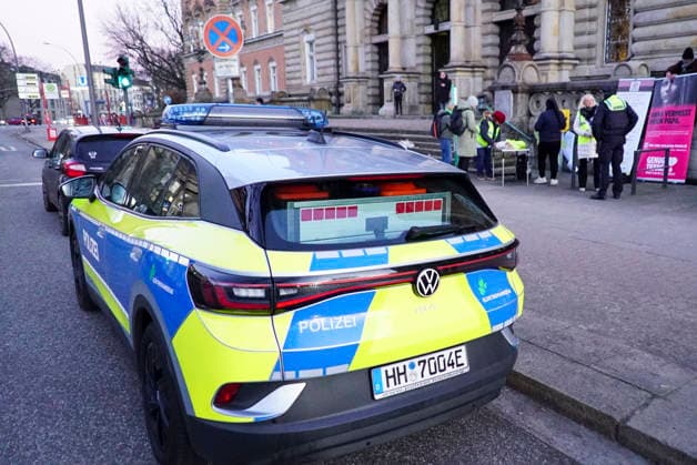cntv: Am heutigen 30.Verhandlungstag im Block Prozess um die angebliche Entführung der Kinder haben zwei Initiativen Mahnwachen die von der Poilizei Kontroliert wurden Demonstrationen vor dem Gericht abgehalten Hamburg 19.01.2025 Hamburg Deutschland