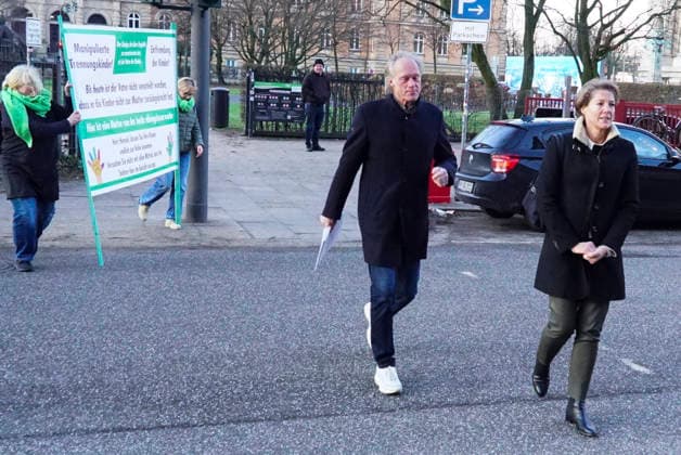 cntv: Gerhard Delling TV Moderator mit Christina Block Unternehmerin Die Angeklagten kommen wie immer zu Fuss amburg,19.01.2026 Verhandlung beim Prozess wegen mutmasslicher Kindesentfuehrung im Landgericht Hamburg Strafjustizgebaeude Entfuehrungsfall der Block Kinder Hamburg Deutschland