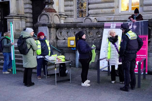 cntv: Am heutigen 30.Verhandlungstag im Block Prozess um die angebliche Entführung der Kinder haben zwei Initiativen Mahnwachen die von der Poilizei Kontroliert wurden Demonstrationen vor dem Gericht abgehalten Hamburg 19.01.2025 Hamburg Deutschland