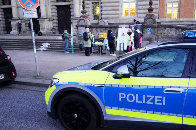 cntv: Am heutigen 30.Verhandlungstag im Block Prozess um die angebliche Entführung der Kinder haben zwei Initiativen Mahnwachen die von der Poilizei Kontroliert wurden Demonstrationen vor dem Gericht abgehalten Hamburg 19.01.2025 Hamburg Deutschland