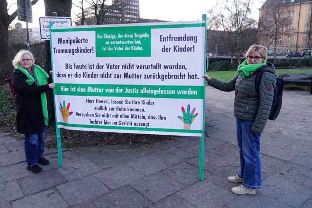 cntv: Am heutigen 30.Verhandlungstag im Block Prozess um die angebliche Entführung der Kinder haben zwei Initiativen Mahnwachen die von der Poilizei Kontroliert wurden Demonstrationen vor dem Gericht abgehalten Hamburg 19.01.2025 Hamburg Deutschland