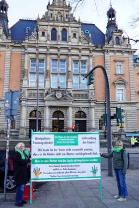 cntv: Am heutigen 30.Verhandlungstag im Block Prozess um die angebliche Entführung der Kinder haben zwei Initiativen Mahnwachen die von der Poilizei Kontroliert wurden Demonstrationen vor dem Gericht abgehalten Hamburg 19.01.2025 Hamburg Deutschland