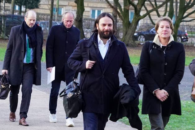 cntv: Gerhard Delling TV Moderator mit Rechtsanwalt David Rieks Christina Block Unternehmerin mit ihren Verteidiger Ingo Bott die Verteidiger und Angeklagten kommen wie immer zu Fuss Hamburg,19.01.2026 Verhandlung beim Prozess wegen mutmasslicher Kindesentfuehrung im Landgericht Hamburg Strafjustizgebaeude Entfuehrungsfall der Block Kinder Hamburg Deutschland