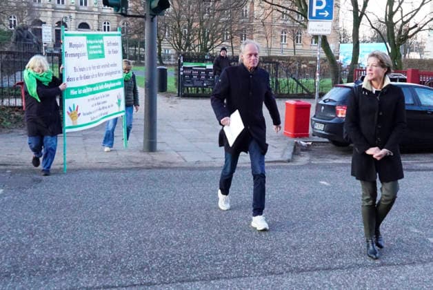 cntv: Gerhard Delling TV Moderator mit Rechtsanwalt David Rieks Christina Block Unternehmerin Die Angeklagten kommen wie immer zu Fuss Hamburg,19.01.2026 Verhandlung beim Prozess wegen mutmasslicher Kindesentfuehrung im Landgericht Hamburg Strafjustizgebaeude Entfuehrungsfall der Block Kinder Hamburg Deutschland