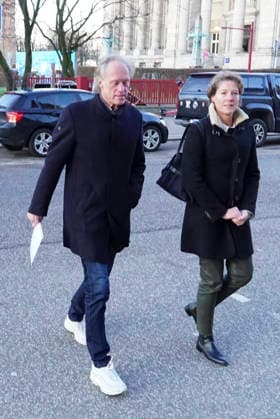 cntv: Gerhard Delling TV Moderator mit Christina Block Unternehmerin Die Angeklagten kommen wie immer zu Fuss amburg,19.01.2026 Verhandlung beim Prozess wegen mutmasslicher Kindesentfuehrung im Landgericht Hamburg Strafjustizgebaeude Entfuehrungsfall der Block Kinder Hamburg Deutschland